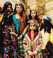 Фарах Пахлаві в костюмі народу лури в провінції Лурестан