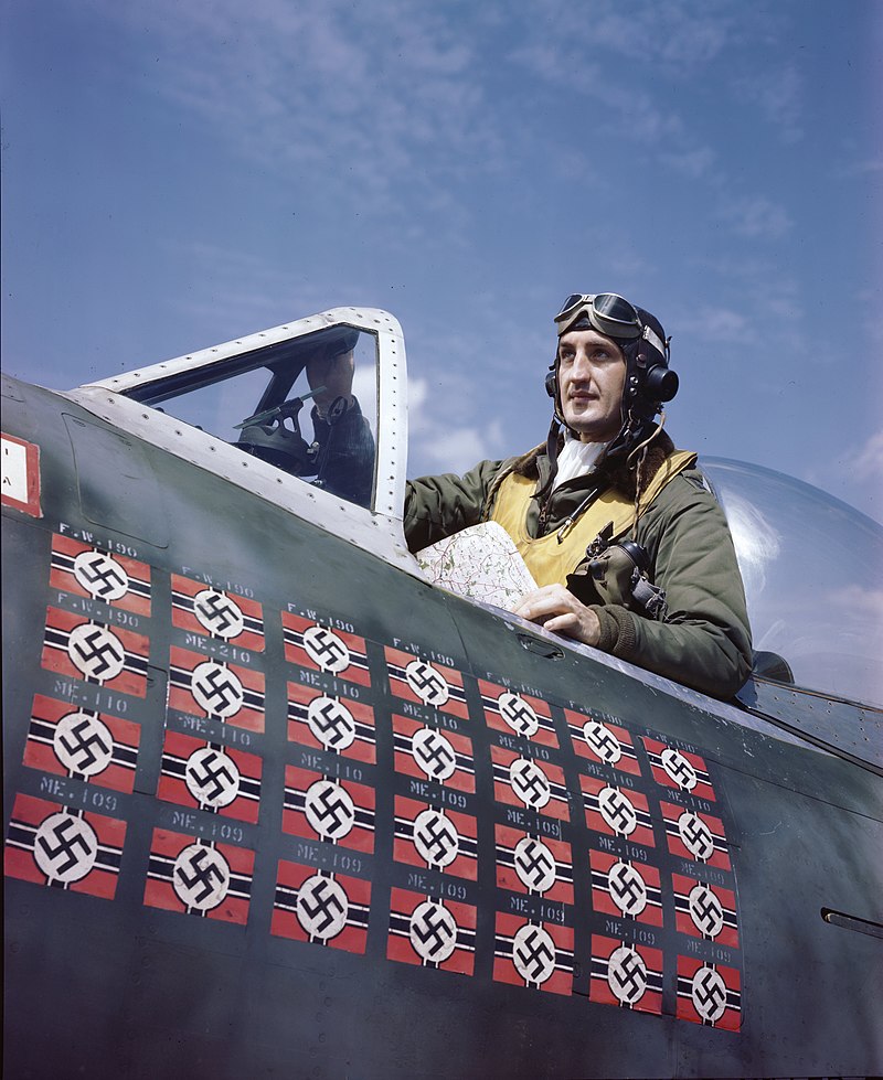 800px-Francis_S._Gabreski_in_cockpit_of_his_P-47_Thunderbolt%2C_July_1944_%28342-C-K2170%29.jpg