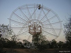 Yksi GMRT:n antenneista auringonlaskun aikaan vuoden 2005 helmikuussa.