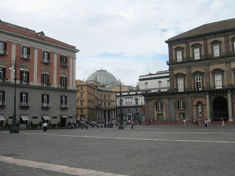 File:Galleria Umberto I si Teatrul San Carlo din Napoli.jpg