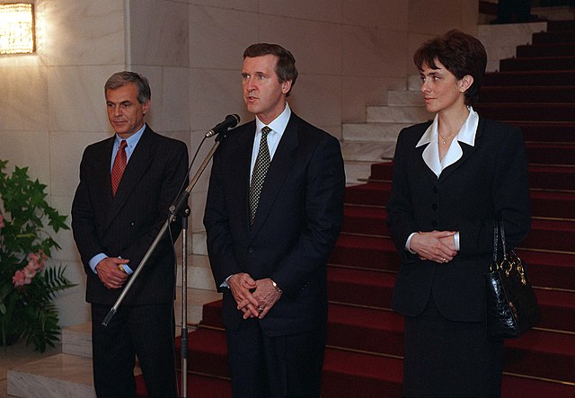 Bulgarian Minister of Defense Georgi Ananiev (left) with US Secretary of Defense William Cohen (centre) and Bulgarian Foreign Minister Nadezhda Mihail