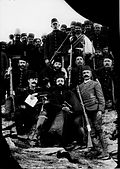 Ο μητροπολίτης Καστοριάς Γερμανός Καραβαγγέλης, πλαισιωμένος από αξιωματικούς του Οθωμανικού Στρατού, φωτογραφία του Λεωνίδα Παπάζογλου