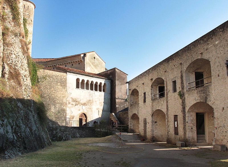 File:Giardino della rocca Malaspina.jpg