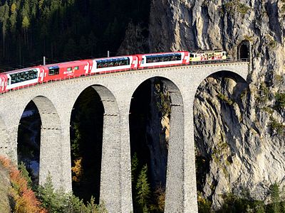 Glacier Express auf Landwasserviadukt