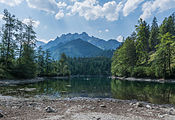 Deutsch: Der Große Ödsee ist ein Bergsee im Hetzautal in der Gemeinde Grünau im Almtal. Er hat eine Größe von 8,1 ha und eine maximale Tiefe von 22 m. Der See steht als Naturdenkmal Oberösterreichs N012 unter Naturschutz. Die Berge im Hintergrund sind die Hetzaukögel. English: The mountain lake Großer Ödsee is located in the Hetzau valley in Grünau im Almtal (Upper Austria). It has a surface of 8,1 m and A maximum depth of 22 m. The lake is protected as natural monument N012 of Upper Austria. The mountains in the back are the Hetzaukögel.   This media shows the nature reserve in Upper Austria with the ID n012. (commons, de)