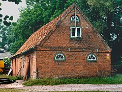 Dieses Gebäude existiert nicht mehr. Hof von Döhren - Hartgedecktes Backhaus - Baujahr: 1849 - Abbruch 1997 - 53°42′26″N 9°37′57″E﻿ / ﻿Lander 6﻿ / 53.707177; 9.632482         Foto: 1993