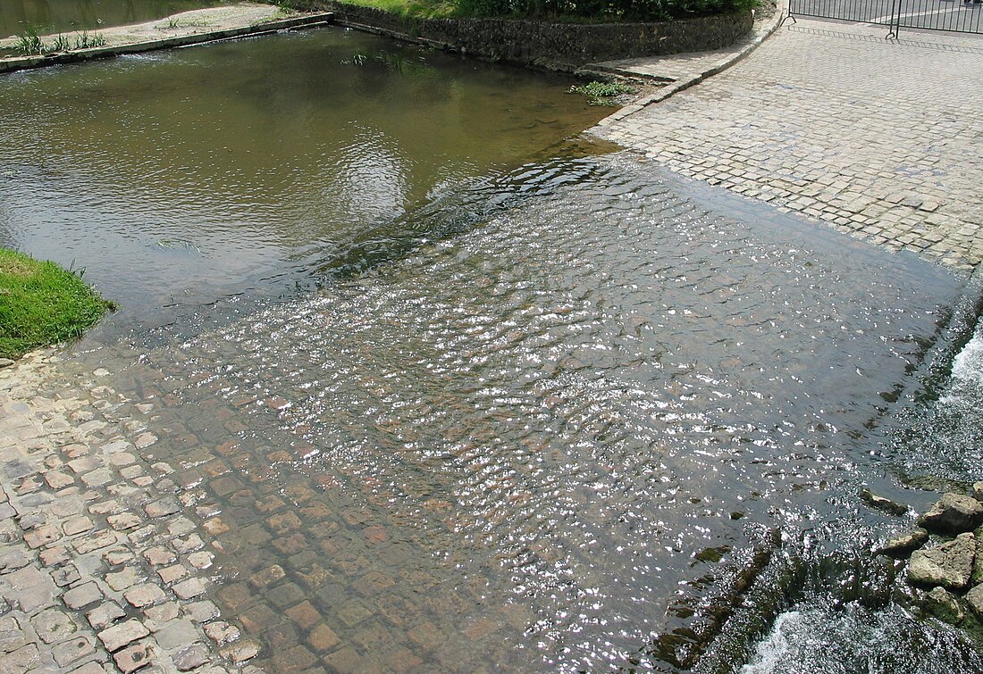 File:Gué carrossable Mézilles France.jpg