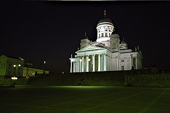 English: The cathedral by night Suomi: Yökuva tuomiokirkosta