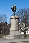 En staty över Karl IX, stadens grundare, vid älven framför residenset. Före grundandet var orten en marknadsplats (en köping) och en tingsplats kallad Tingvalla