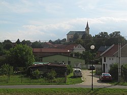 Kostel Všech svatých, pohled z železniční trati
