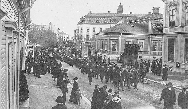 File:Hudiksvall vykort storgatan 1 maj 1905.jpg