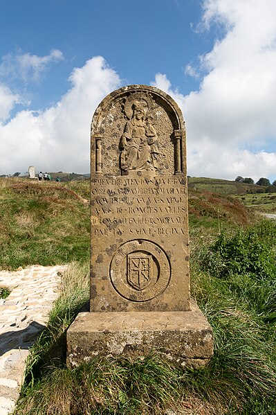 File:Ibañeta - stele.jpg