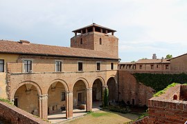 Veduta del palazzetto quattrocentesco e del mastio centrale.