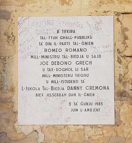 File:Inscription 1985-06-05, Romeo Romano Gardens, Santa Venera 001.jpg