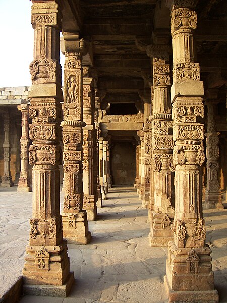 File:Intricate stone carvings in the cloister of Quwwat ul-Islam mosque, near Qutub Minar.jpg