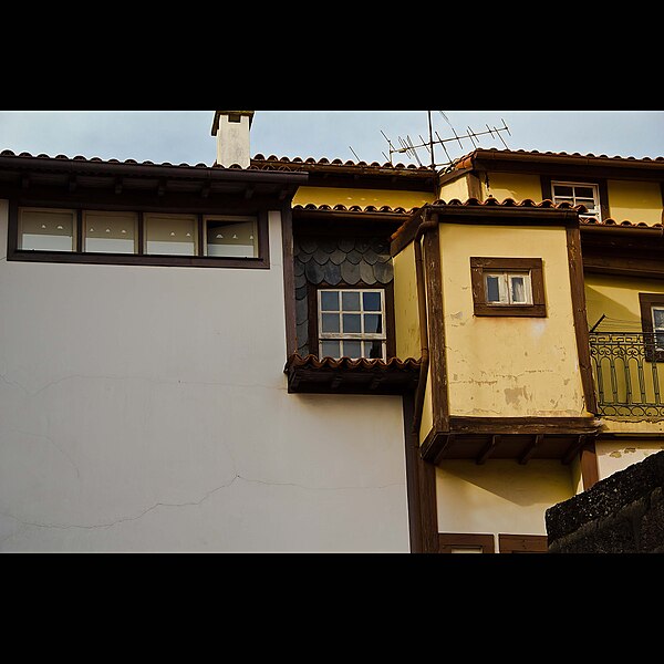 File:Janelas no Centro Histórico de Guimarães.jpg