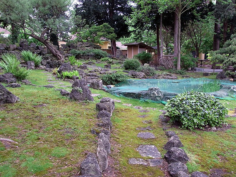 File:Japanese-Garden at Schönbrunn Palace.jpg