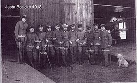 Photo noir et blanc d'un groupe de 11 hommes en uniforme.