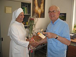 Josef Koláček spolu s řádovou sestrou boromejkou M. Remigií Češíkovou při oslavě jeho 80. narozenin v České sekci Radia Vatikán (31. srpna 2009).