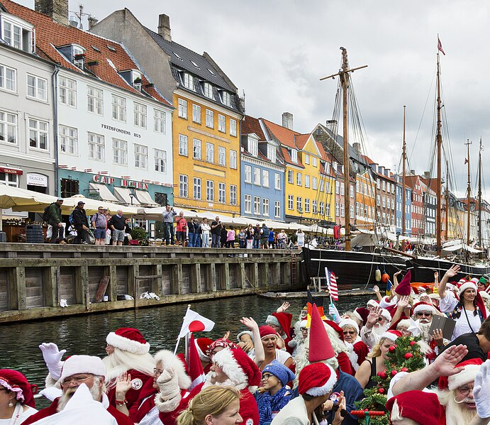 File:Julemænd i Nyhavn.jpg