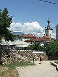 Uitzicht op de tempel vanuit de stad, de berg Demerdzhi op de achtergrond