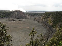 キラウエアイキ火口。左上の丘がプウプアイ。2010年。
