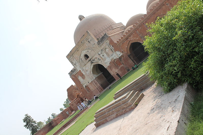 File:Kabuli Bagh Mosque inside enclosure wall.JPG