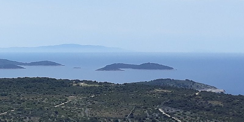 File:Kalebinjak, Smokvica Mala, -Vela, view south of Primošten - 20200606.jpg