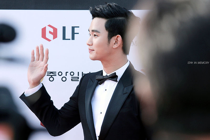 File:Kim Soo-hyun 2014 PaekSang Arts Awards05.jpg