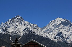 Kinnaur kailash(6050m) dan Jorkanden (6473 m) dari Kalpa difoto Oleh Sumita Roy.jpg