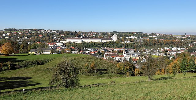 Südostansicht von Kremsmünstermit dem ortsbildbeherrschenden Stift