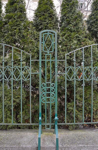 File:Kupelwiesergasse 10, Vienna - fence.jpg