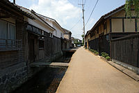 高田酒造（左）、艺术工房梦扉（右）