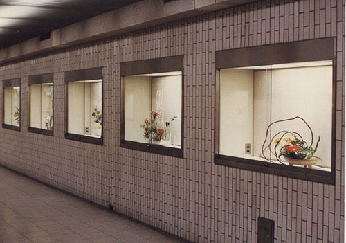 Ikebanatentoonstelling in een metrohalte in Kioto