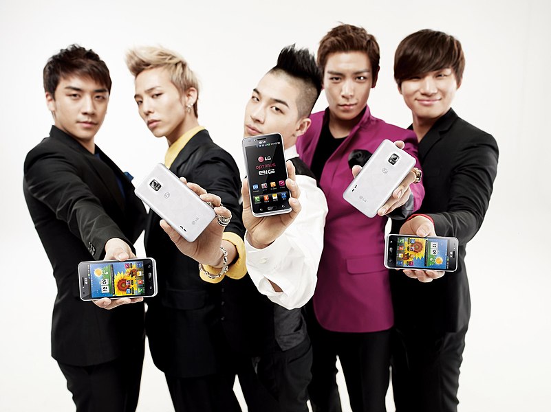 Top luchshih. BIGBANG группа Кореи. Реклама телефона. Кореец с телефоном. Телефоны в Корее.