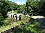 Pont en pierre enjambant la Cure.