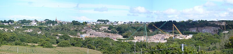 Les carrières de granite rose et le bourg de La Clarté.