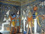 Utsnitt av frisene i gravkammeret til Horemheb i Kongenes dal i det østlige Teben fra 1300-tallet f.Kr.: Horemheb (nummer fem fra venstre) med gudene Osiris (sittende med hvit Hedjet-krone), Anubis (med sjakalhode), Horus (med falkehode) og fruktbarhetsgudinna Hathor. Horemheb var siste farao av 18. dynasti og gjenopprettet tilbedelsen av Amon.