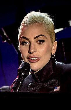 Gaga se apresentando ao vivo no show do Airbnb Open Spotlight no centro de Los Angeles, Califórnia (2016)