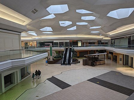 Center Court and escalators at Lakeforest Mall