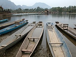 Pirogues sur le Mékong à Vang Vieng