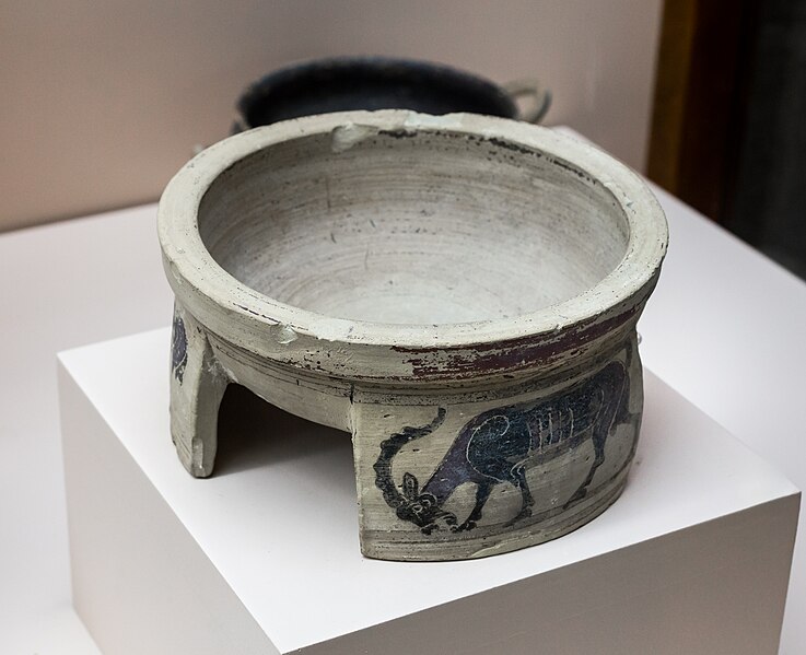 File:Late corinthian I tripod-pyxis - grazing goats - Rhodos AM 12515 - 01.jpg