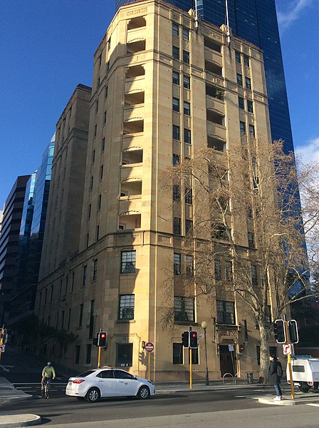 File:Lawson Apartments (South West face) 01.jpg