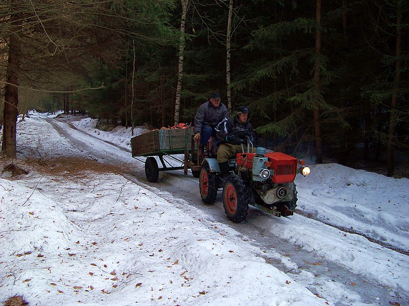 File:Lesnický traktůrek.jpg