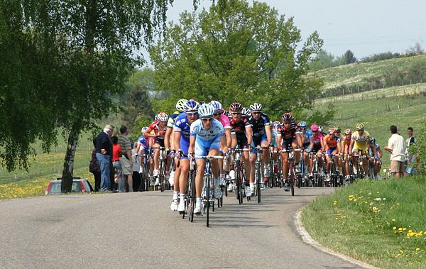 Peloton in Liège–Bastogne–Liège 2007 near Tavigny.