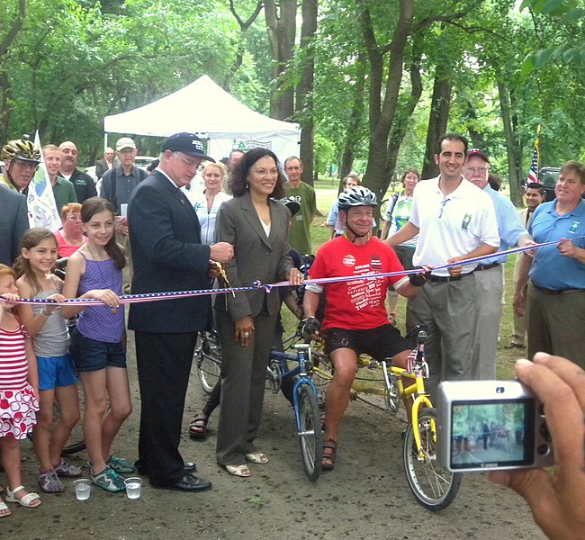 File:Lincoln Pk ECGW ribbon cutting jeh.jpg