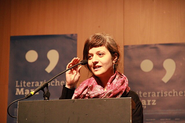 Özlem Özgül Dündar an einem Lesepult, hinter ihr Plakate mit der Aufschrift "Literarischer März"
