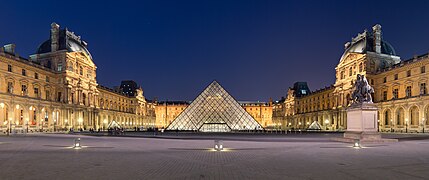 Le musée du Louvre avec sa pyramide, de nuit.