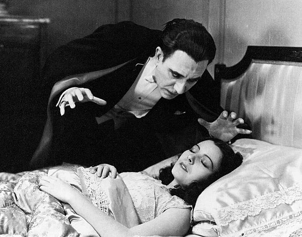 Tovar and Carlos Villarías in Dracula (1931)