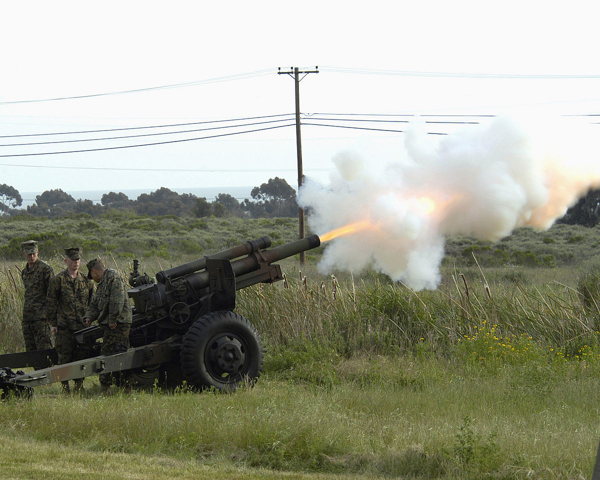 M101-105mm-howitzer-camp-pendleton-20050326.jpg